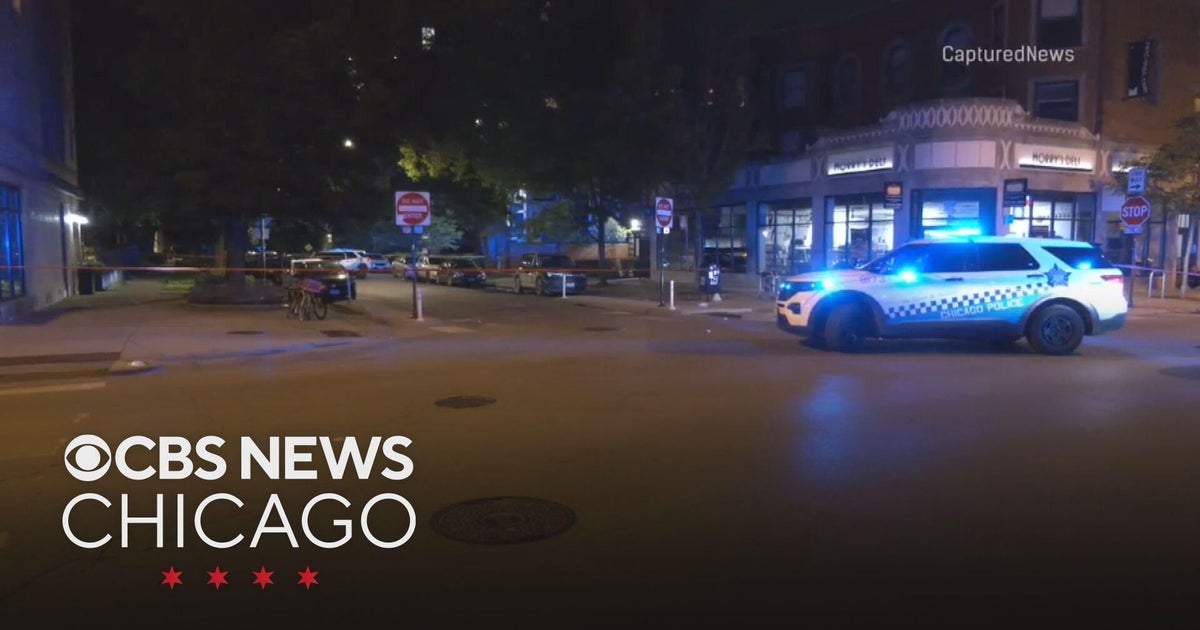 Chicago police search for teen accused of shooting 3 in Hyde Park - CBS ...