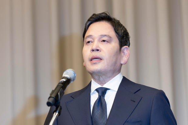 Shinsegae Group Chairman Chung Yong-jin Issues Public Apology For Starbucks Korea's 'Tank Day' Controversy