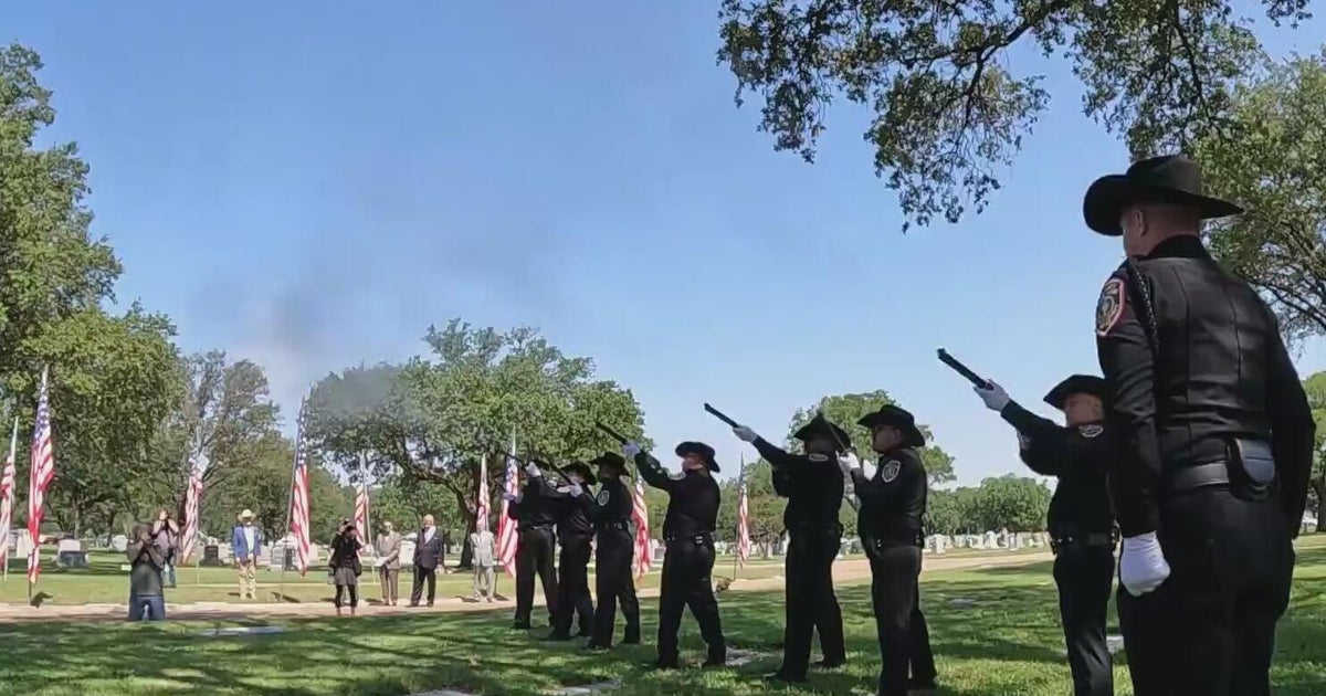 Memorial Day ceremony honors fallen service members at Mount Olivet ...