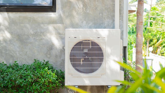 Selective focus of a solar-powered air conditioning system 