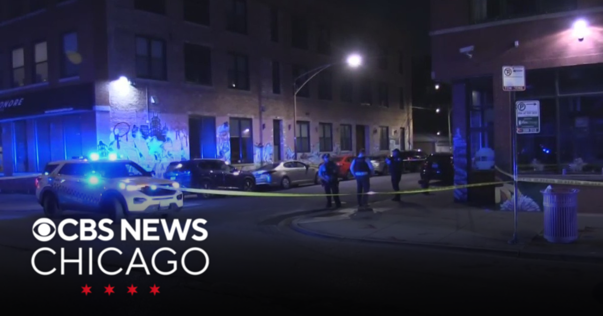 Man, 28, shot while walking outside in West Town - CBS Chicago