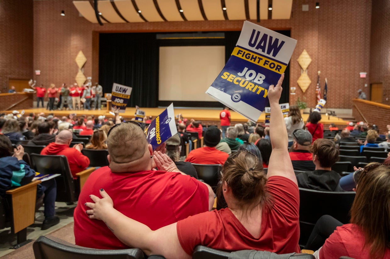 UAW Local 2093 begins strike at American Axle in Three Rivers - CBS Detroit