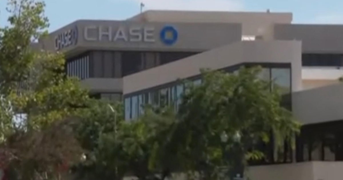 Hostage situation, bomb threat reported at California Chase Bank