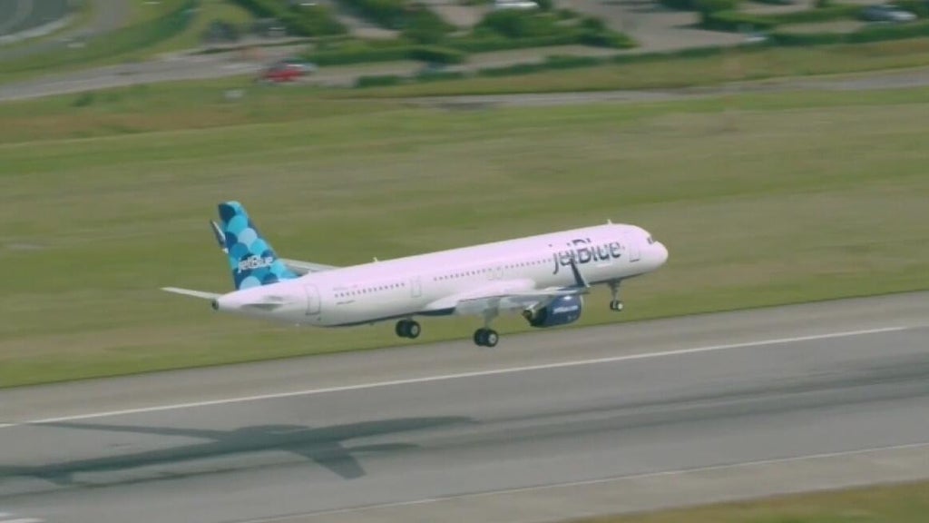 Pilot called "insane" after plane makes close call with JetBlue flight landing in Fort Lauderdale