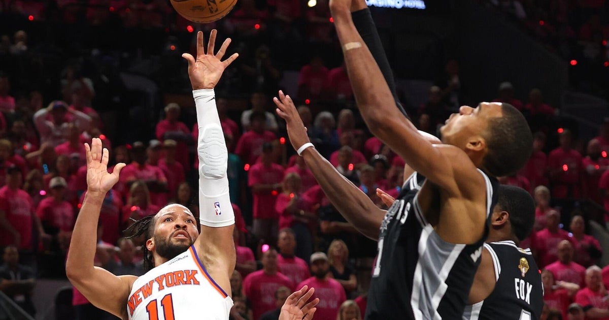 Knicks overcome 14-point deficit to beat Spurs in Game 1 of NBA Finals
