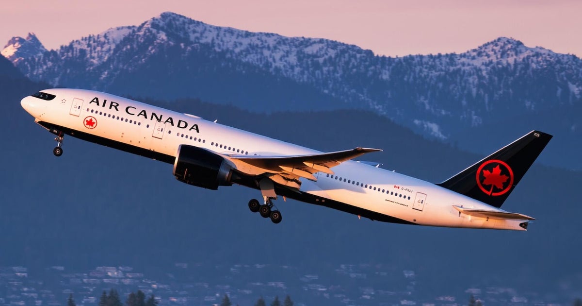 Pilot accused of flying 900 flights without valid license