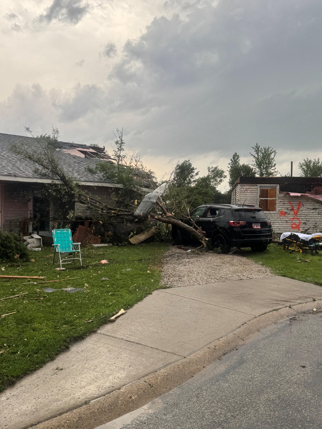 Tornadoes and severe storms slam Midwest, killing at least 1 - CBS News