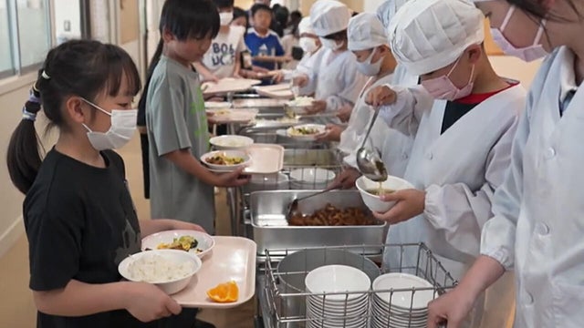 serving-lunch-in-japan-1280.jpg 