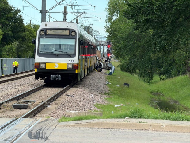 cartrainaccident.jpg 