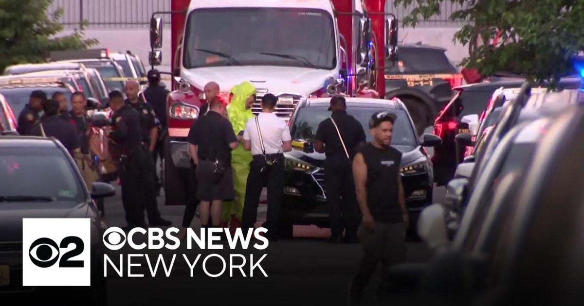5 injured in apparent acid attack in Jersey City - CBS New York