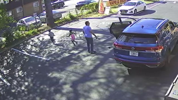 Children run away from blue SUV