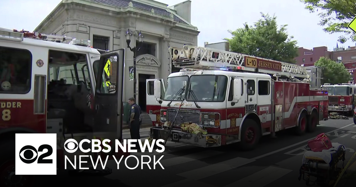 2 hurt after Jersey City fire at vacant bank - CBS New York