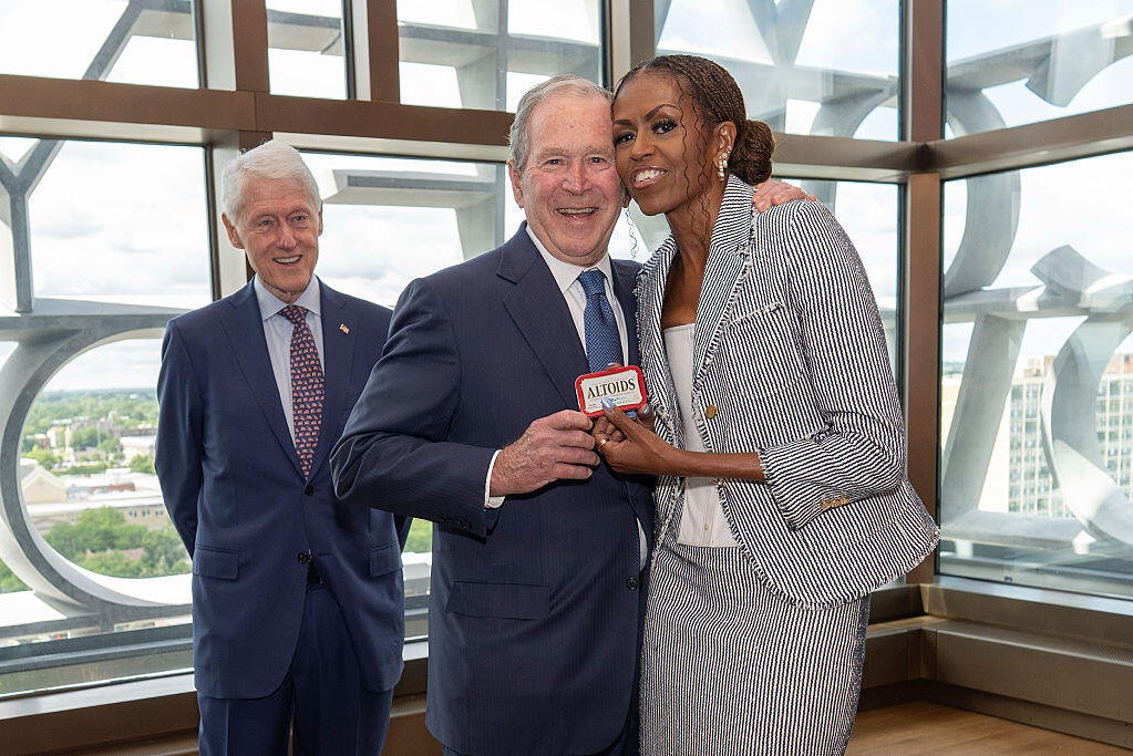 George W. Bush gifts Michelle Obama a tin of Altoids at Obama Center ...