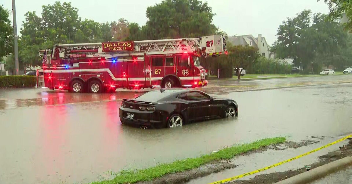 Heavy rains, flash flooding in North Texas leave cars stranded in high waters