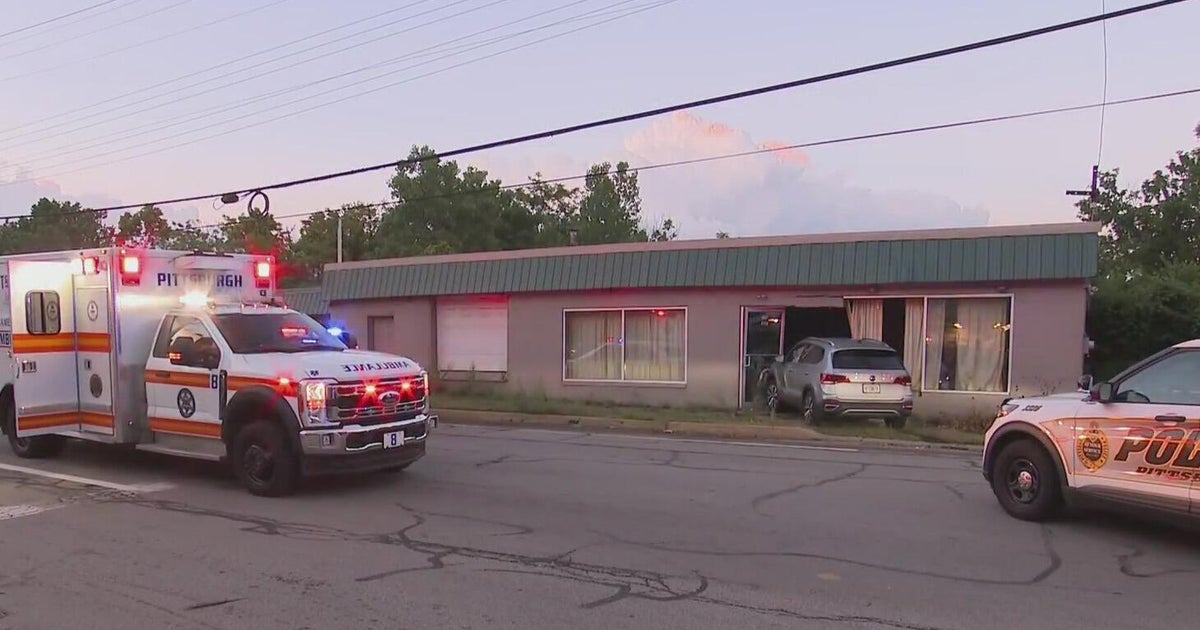 Suspect flees on foot after crashing into Pittsburgh business during pursuit
