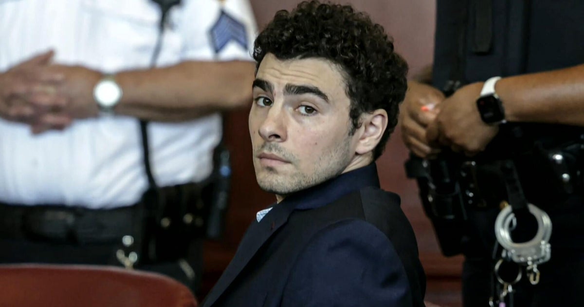 Luigi Mangione's lawyers discussed possible plea deal in federal trial, but talks fell apart