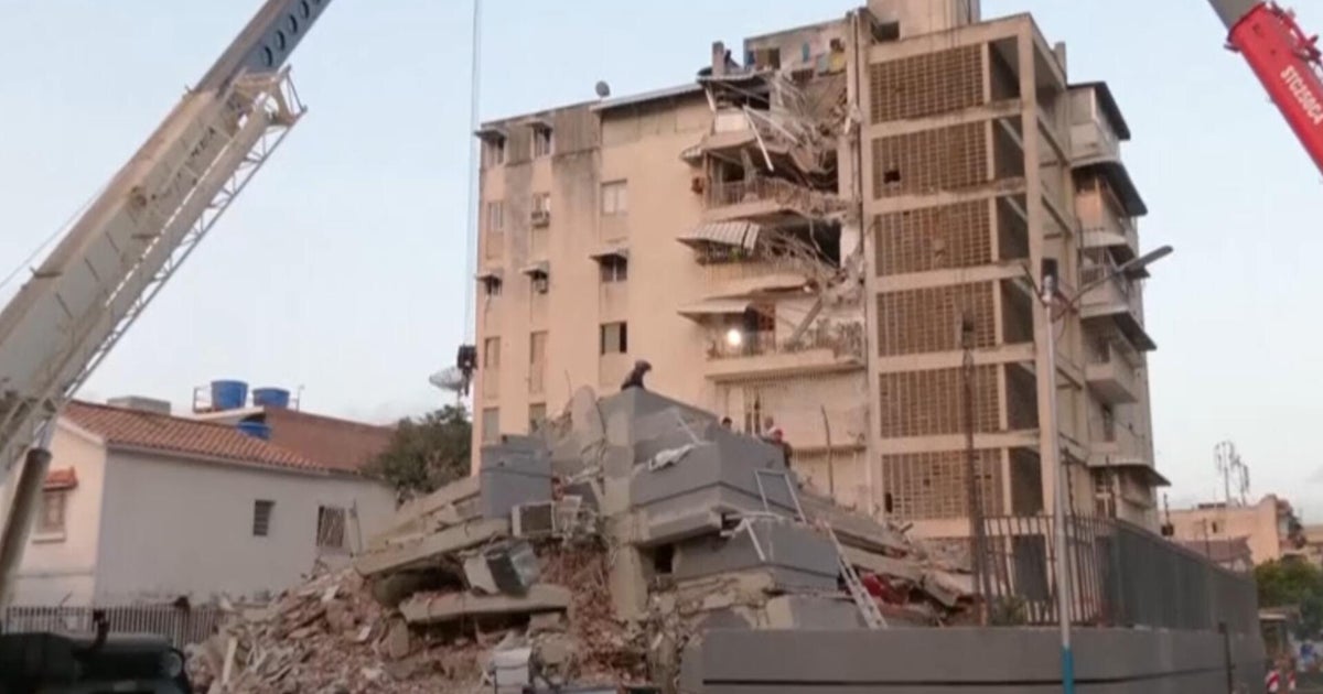 Venezuela earthquakes death toll surpasses 900, officials say