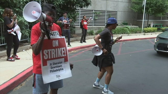 Workers on strike outside the Sheraton Downtown Hotel 