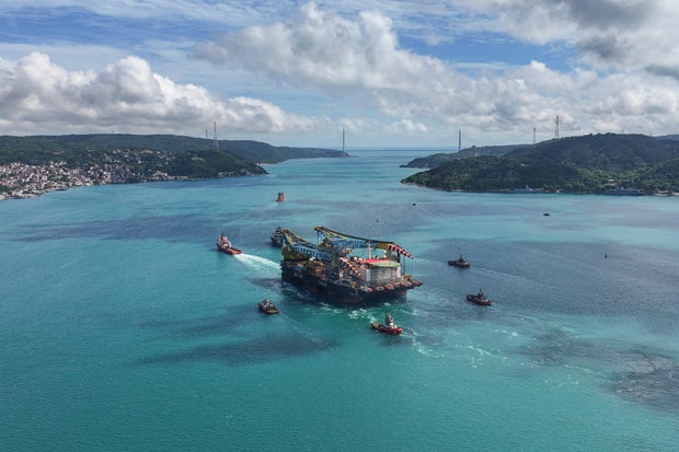 World's 3rd-largest semi-submersible crane vessel transits Bosphorus Strait 