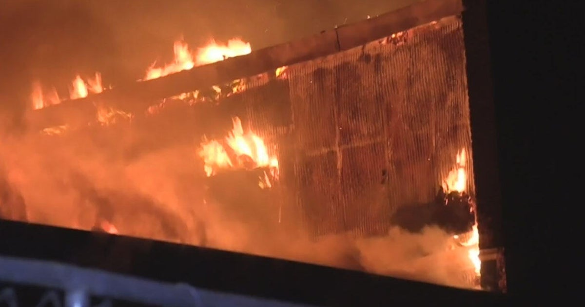 Extra-alarm fire rips through building on Chicago's Near South Side ...