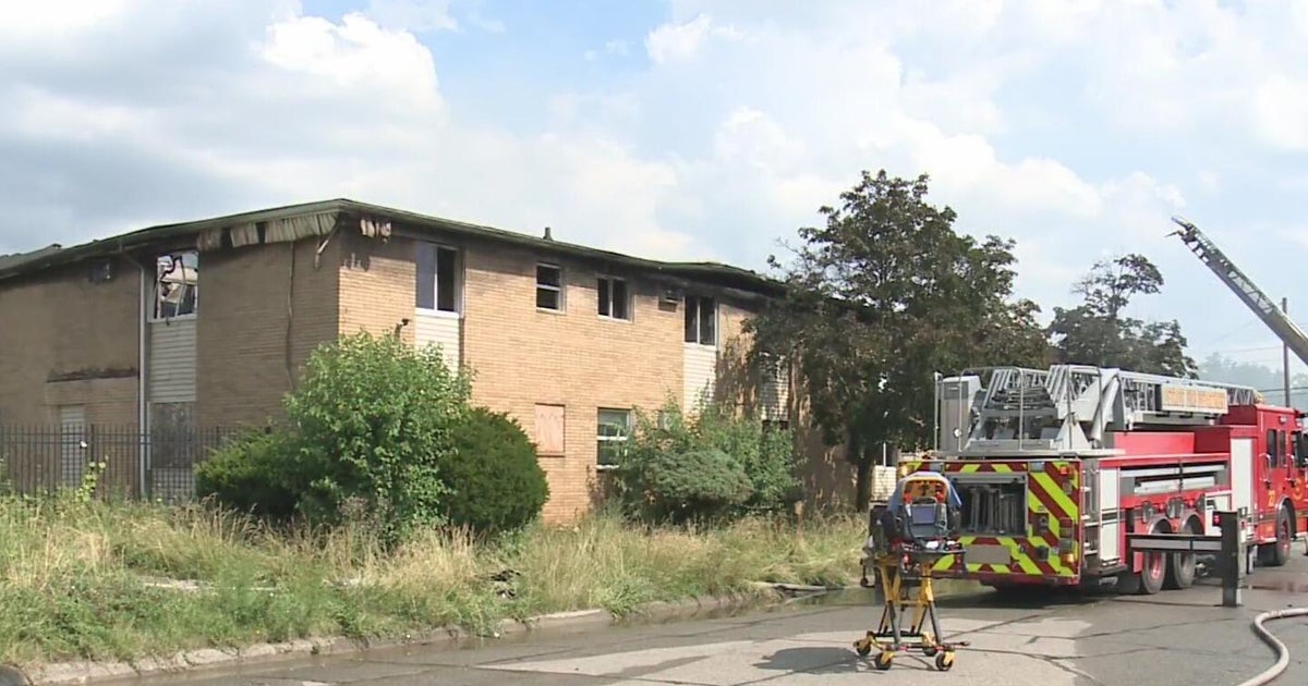 Crews respond to massive fire at vacant apartment building on Detroit's west side