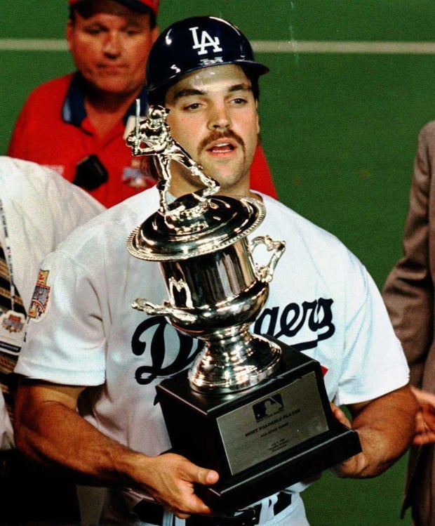 Los Angeles Dodgers' Mike Piazza accepts the Most