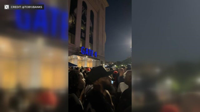 Crowds outside Yankee Stadium gate 