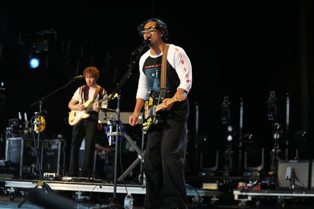 jake-barlow-the-temper-trap-071026.jpg 