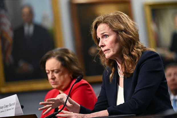 As juízas da Suprema Corte Elena Kagan e Amy Coney Barrett testemunham durante uma audiência do subcomitê da Câmara em Washington, DC, em 14 de julho de 2026. 