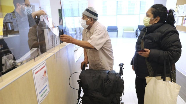 US-NEWS-ILL-IMMIGRANTS-INSURANCE-TB 