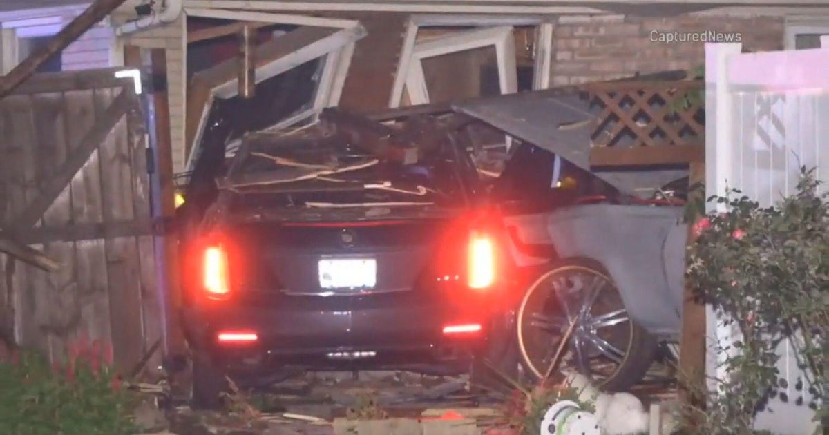 Car slams into house in Burbank, Illinois