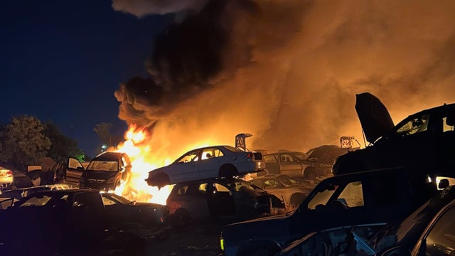 modesto-wrecking-yard-fire-3.jpg 