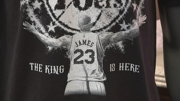 18pkg-ea-lebron-gear-mitchell-and-ness-transfer-frame-801.jpg