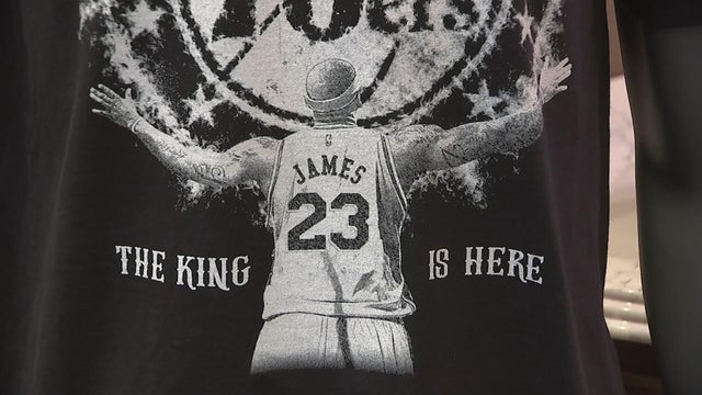 18pkg-ea-lebron-gear-mitchell-and-ness-transfer-frame-801.jpg 