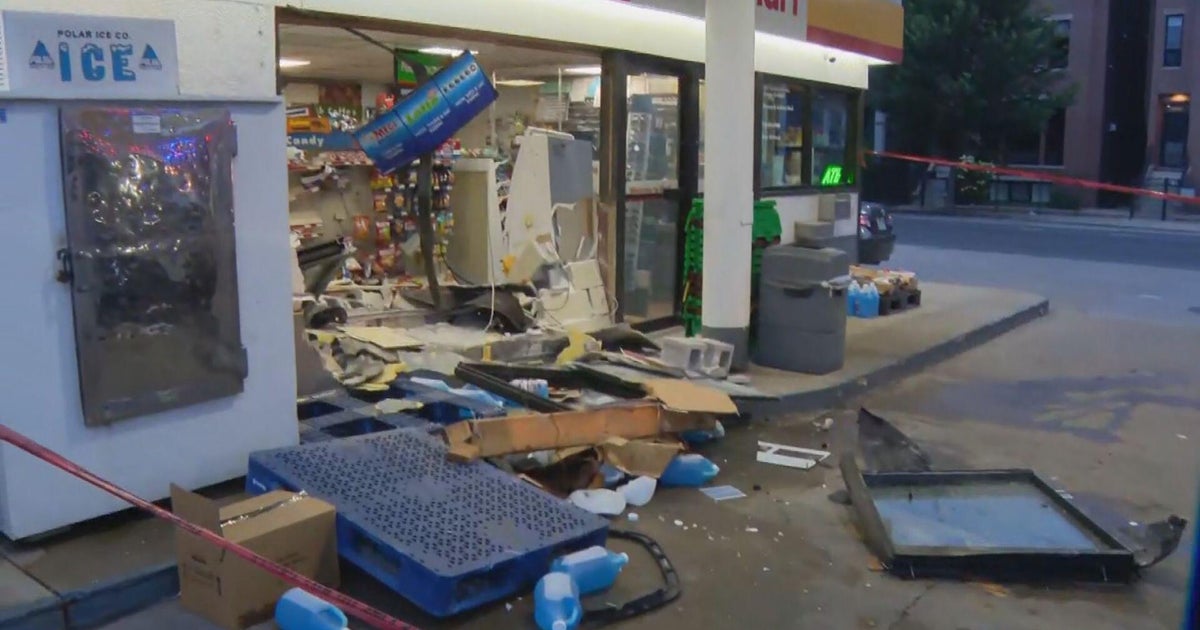 Crash-and-grab burglars hit Shell station on Lincoln Park-Lakeview cusp in Chicago