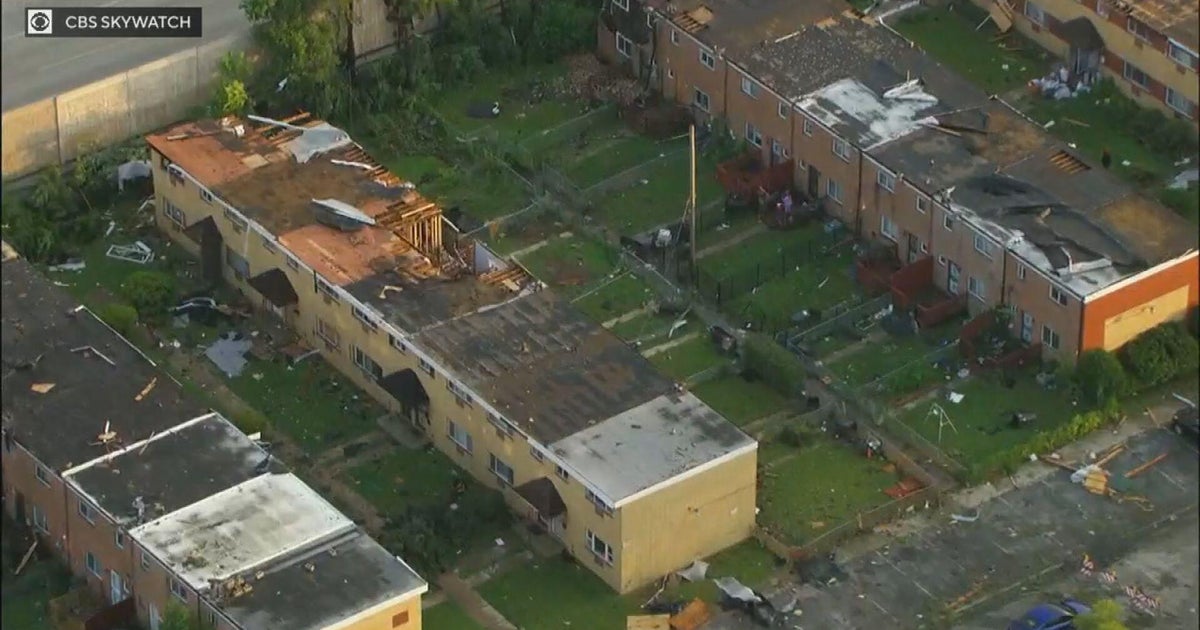 Strong winds damage row of townhomes, displace some residents in Hazel Crest, Illinois