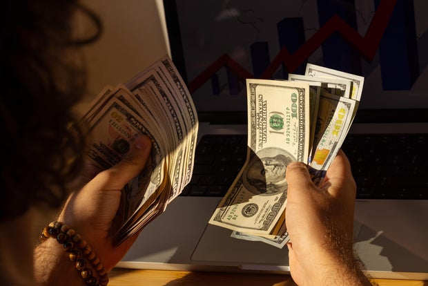 CD vs. high-yield savings account: Which is better to open this August?