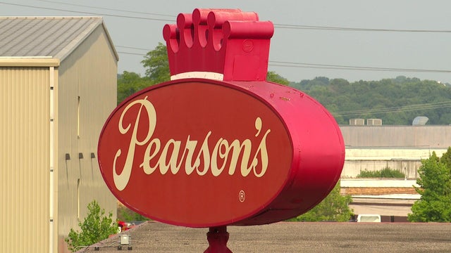 10p-vo-pearsons-candy-co-closing-wccoazei.jpg 
