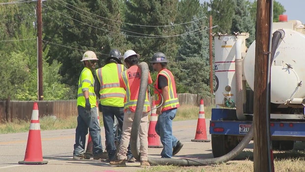 crews-work-to-bury-power-lines.jpg