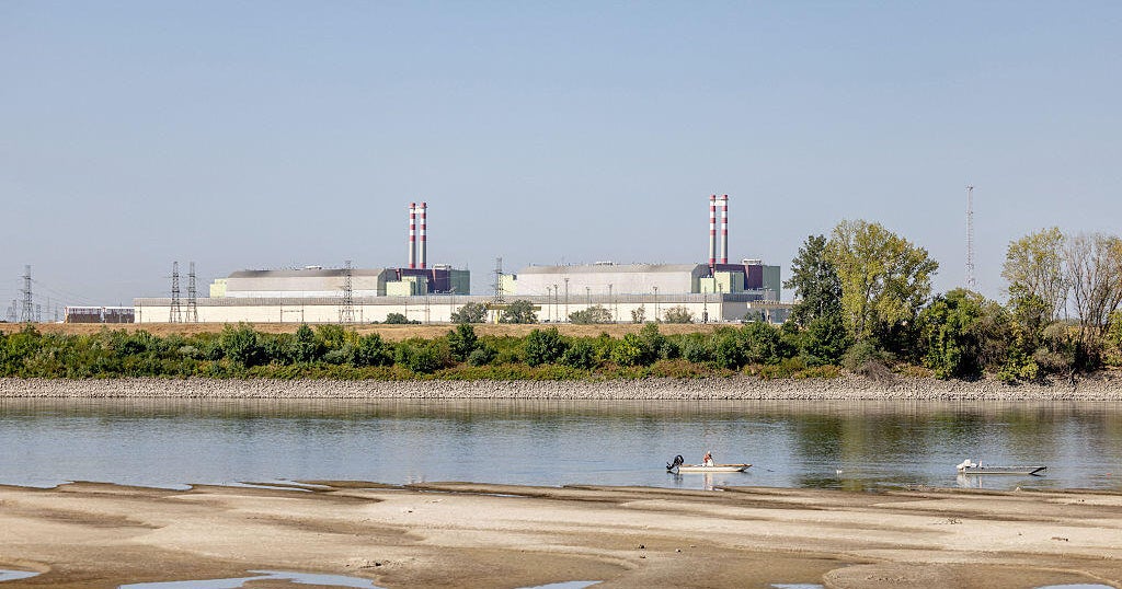 Рекордно ниските нива на река Дунав поставят единствената ядрена централа в Унгария на ръба на затварянето