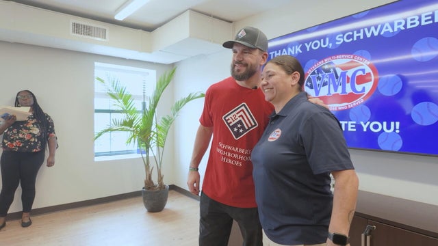 23pkg-ea-schwarber-meets-with-veterans-transfer-frame-1847.jpg 