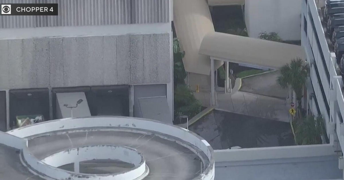 2 cars catch fire at Dadeland Mall, forcing evacuations