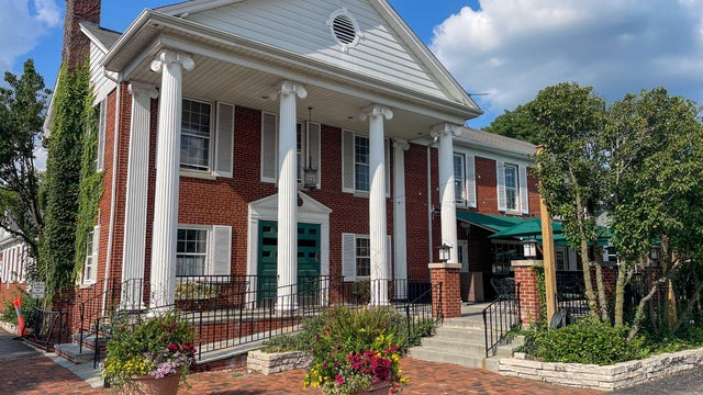 hackneys-on-lake-glenview.jpg 
