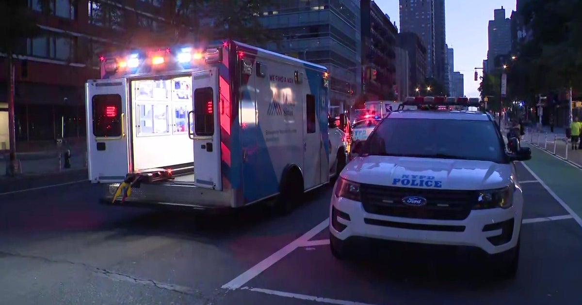 Pedestrian fatally struck by USPS truck in Manhattan, police sources say