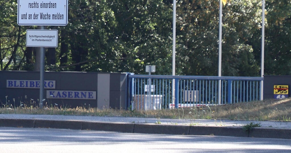 Дронове бяха забелязани да летят над германска военна база 2 дни след като устройство с експлозиви беше открито на карго летище