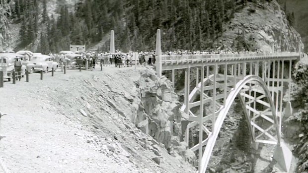 construction-of-redcliff-bridge.jpg