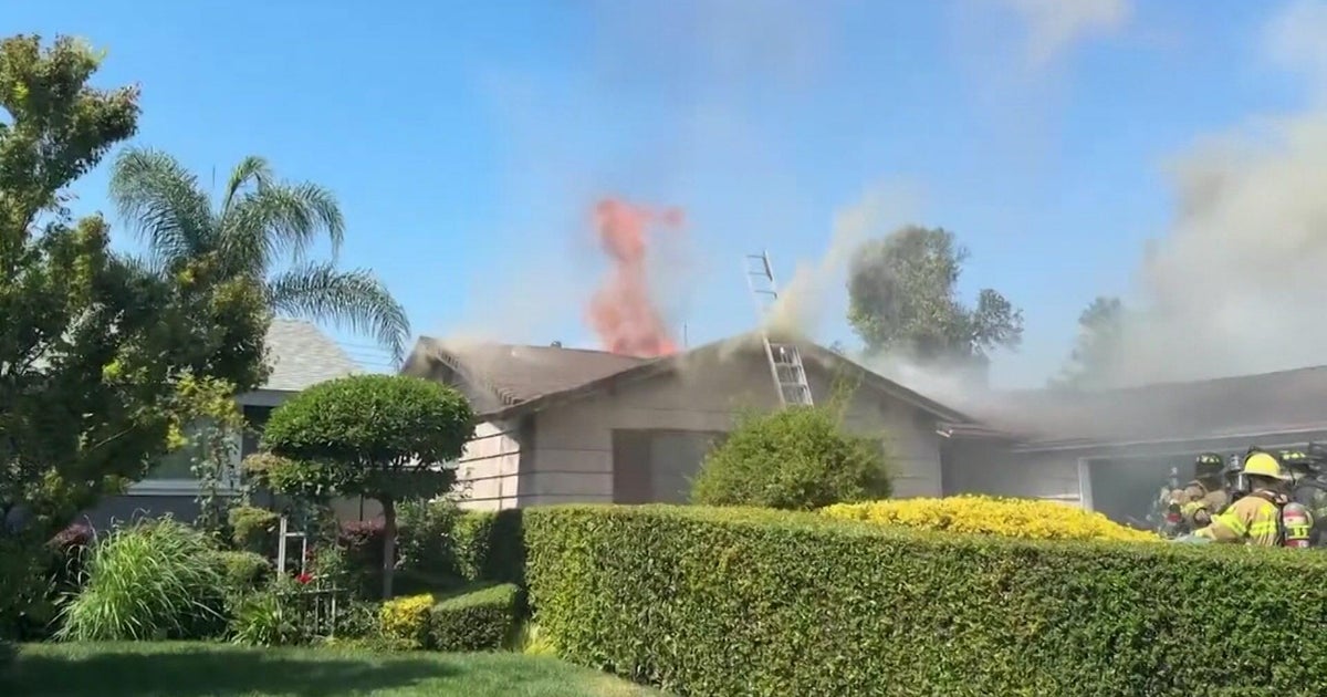 2 south Sacramento homes damaged after fire spreads between properties