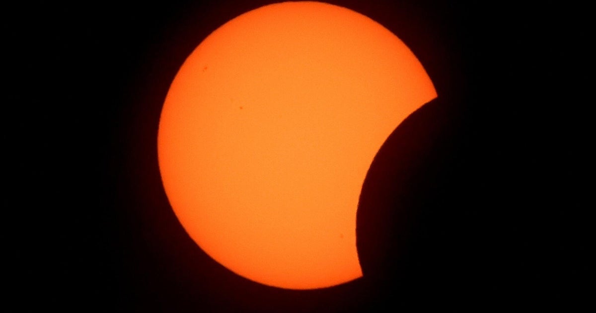 Witnesses describe total solar eclipse: "Absolutely amazing"