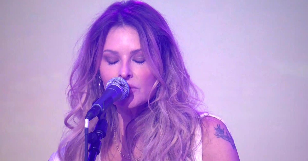 Saturday Sessions: Elizabeth Cook performs “Razorwire Wall”