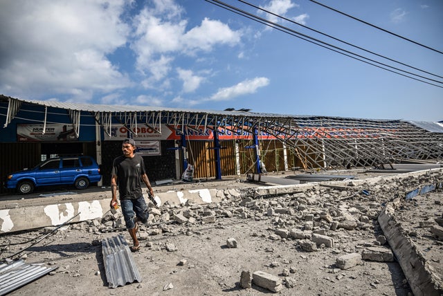 Indonesia quake death toll nears 70 as thousands on Flores wait for aid on Independence Day; rescuers search for survivors